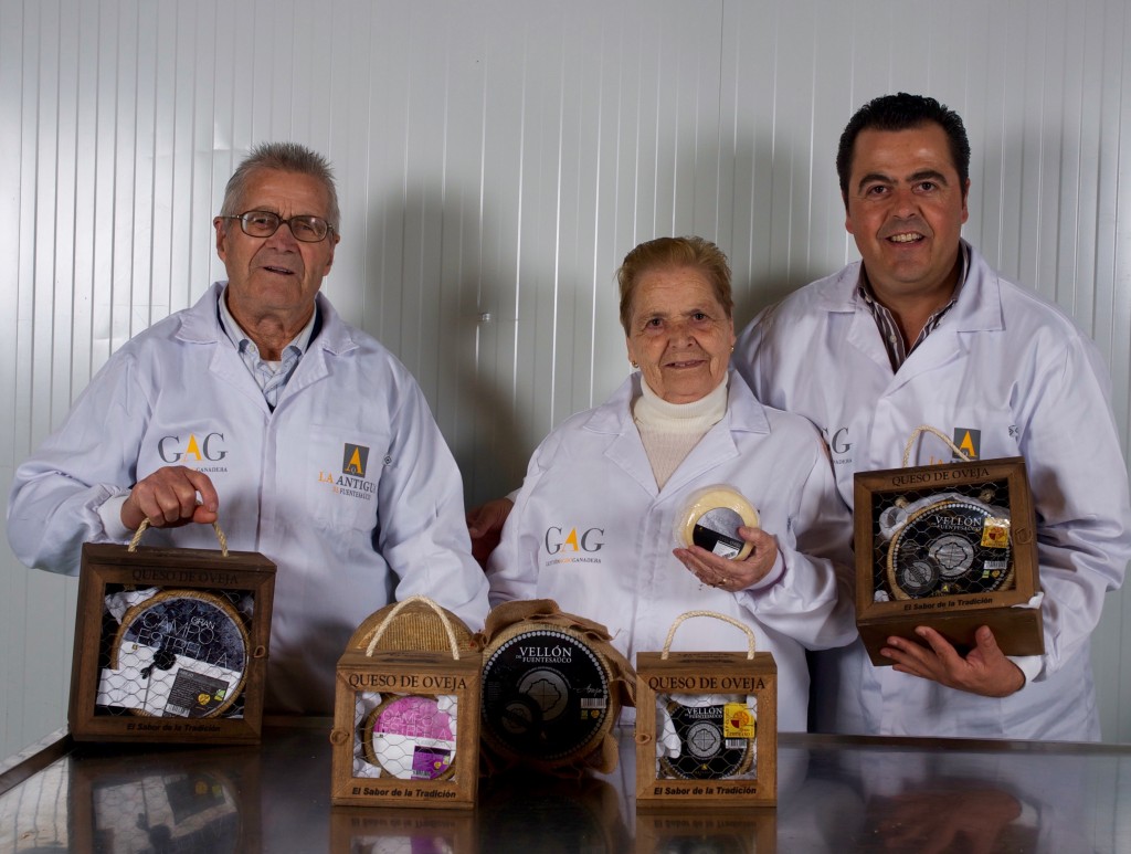 Fernando con sus padres, con quesos de oveja de La Antigua