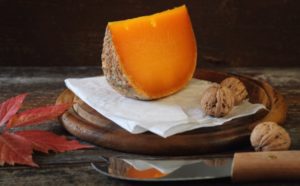 Entre los quesos raros, se encuentra este queso francés Mimolette
