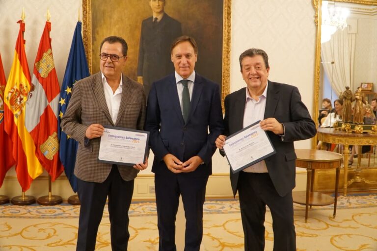 Fernando Fregeneda y Jesús Cruz reciben un diploma de Salamanca Convention Bureau